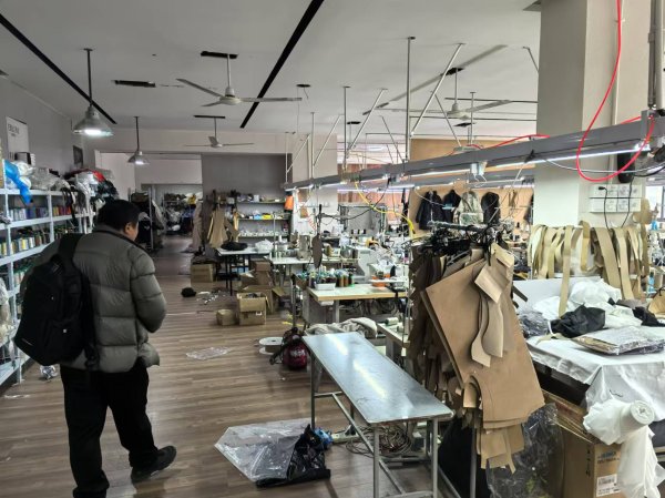 九龙证券配资 直播间生意“擦边”正品：主播穿真卖假 “一键退货”避监管