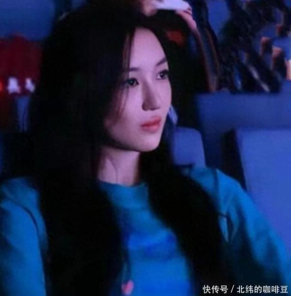 翼牛网 李嫣陪老爸会友！熟练大方抽电子烟，身材气质太迷人，酷似王菲